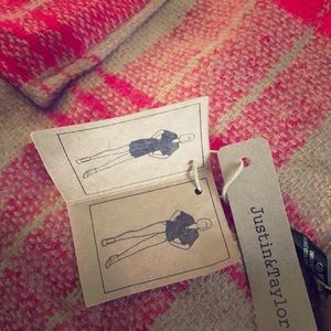 NWT Justin & Taylor Wrap